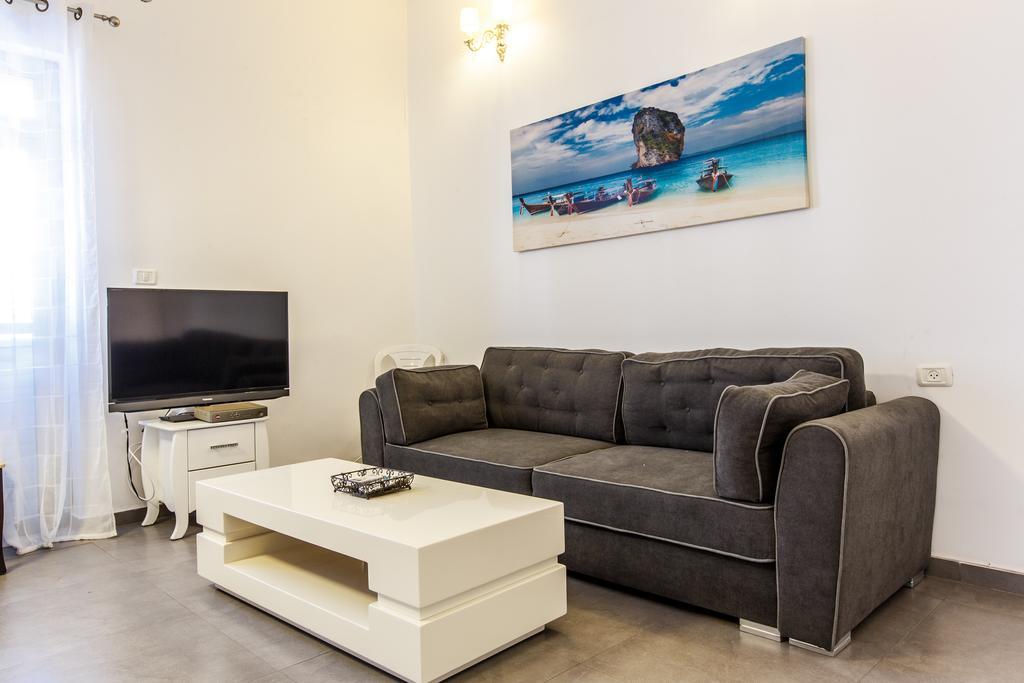 Chic Apartments By The Beach Тел Авив Екстериор снимка